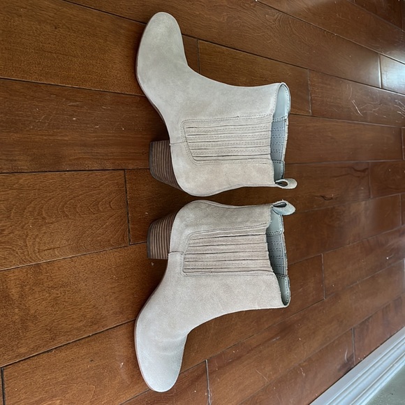 Size 5 Nine West Ankle Boots - Picture 3 of 8